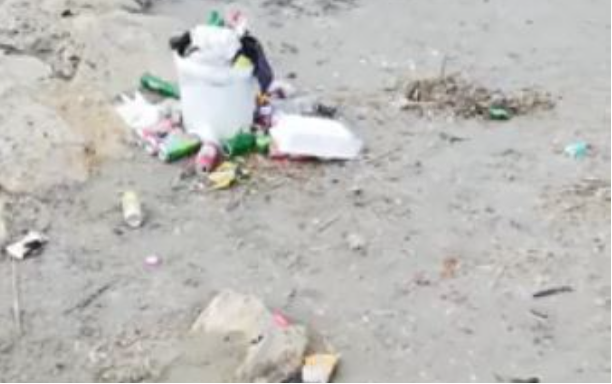 Dezastru pe litoralul românesc după cel mai aglomerat weekend! Turiștii au lăsat pe plajă o mare de gunoaie, chiștoace și chiar lenjeria intimă