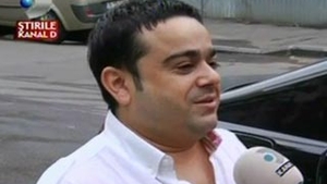 VIDEO Adi Minune, prins in mreje de o fata! Vezi cu ce ocazie i-a daruit un camion de trandafiri!