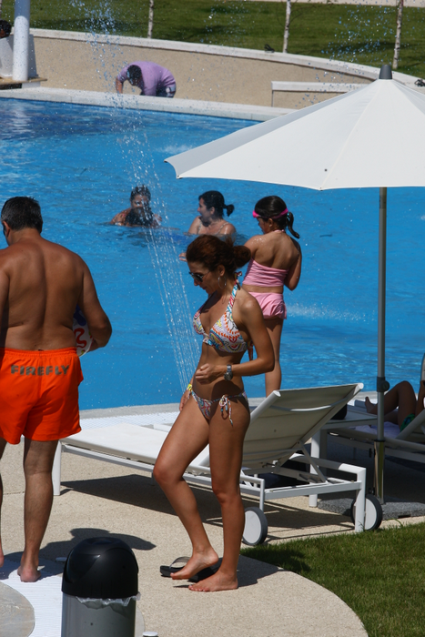 Au apărut în public  în minuscule costume de baie!