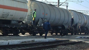 Un copil de doi ani a scapat cu viata, dupa ce a trecut peste el un tren cu 20 de vagoane