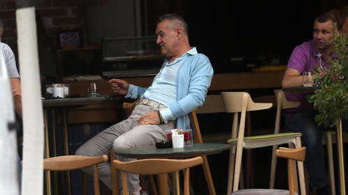 Milionarul a împărţit sute în stânga şi-n dreapta. Gigi Becali a făcut… ”ploaie de bani” la cafenea