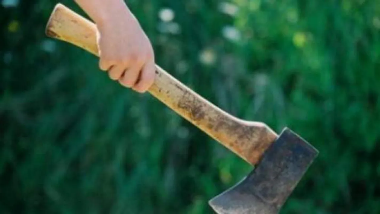 Şi-a bătut fata de doar şapte ani cu toporul, în noaptea de Revelion! Prin ce chinuri a trecut victima la spital...