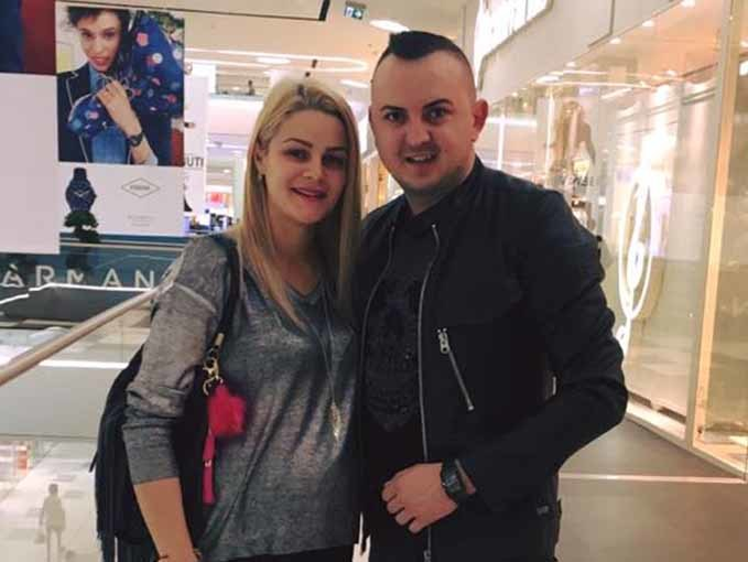 VASILICĂ CETERAŞU îşi botează fiica, naş e Nea MĂRIN. Primele imagini