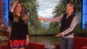 Ce e cu rochia asta hidoasa pe tine, Jennifer Lopez? Cantareata a aparut la "Ellen Degeneres Show" cu o tinuta de tot rasul!