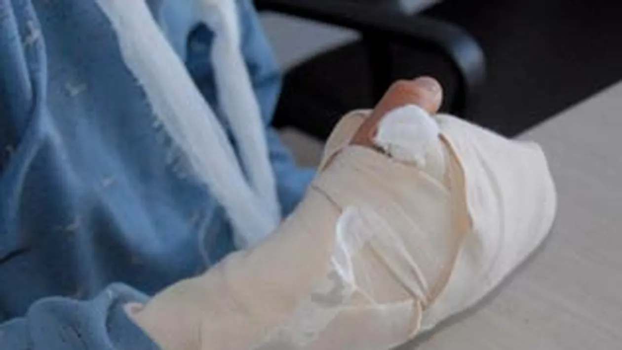 Greseala de amatori la un spital din Romania! Un medic a operat un copil la mana stanga, desi avea probleme la dreapta!