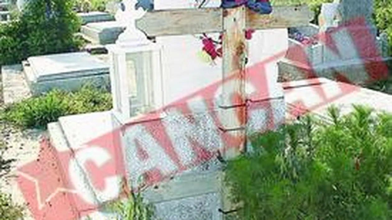 Afise electorale pe crucile din cimitir