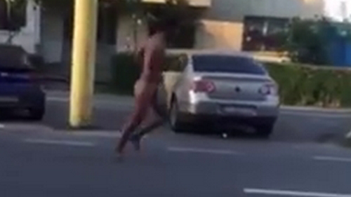 Un barbat a alergat in costumul lui Adam prin toata Constanta! Nu o sa iti vina sa crezi ce spunea in timp ce facea sport!