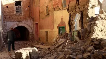 Imaginile durerii vin din Maroc. Oamenii sapă cu mâinile goale printre dărâmături, după cutremurul devastator