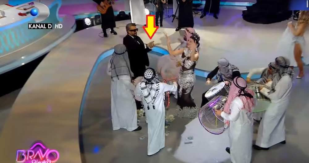 Premieră la Bravo, ai stil! Cătălin Botezatu a aruncat cu bani pe Andreea Tonciu în timp ce aceasta dansa pe ritmuri de muzică arăbească