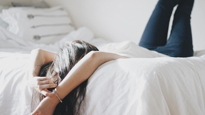 Obiectul banal din dormitor care îți poate schimba radical viața sexuală