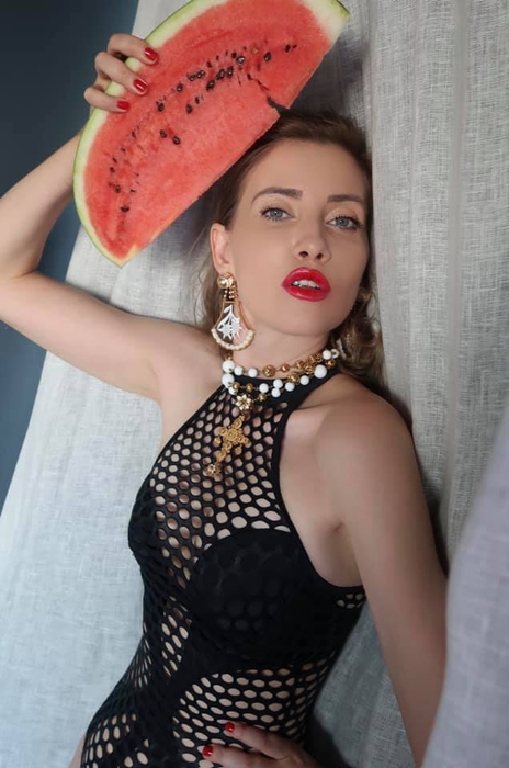 N-o să-ți vină să crezi cum arată Iulia Albu fără niciun strop de machiaj