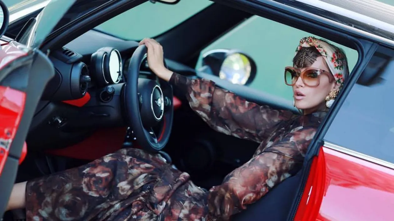 Iulia Albu, despre rochia roz purtată de Viorica Dăncilă la nunta fiului ei. Întregește perfect imaginea de tort supraetajat a premierului!