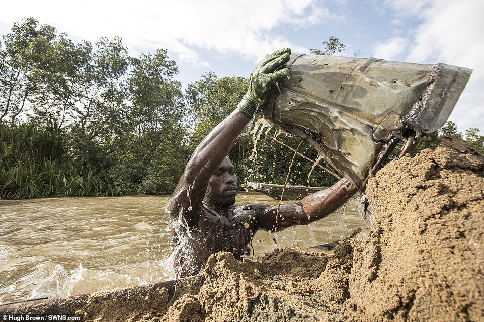 FOTO | ”Minerii musculoși” din Camerun! Se scufundă la aproape 10 metri pentru a scoate nisip, iar trupurile lor par sculptate