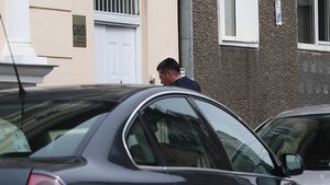 Imagini exclusive. Pe 13 septembrie, Maria Constantin şi soţul ei ar trebui să divorţeze la notar, dar…s-a răzgândit?! Unde l-am filmat marţi la prânz pe Marcel Toader…