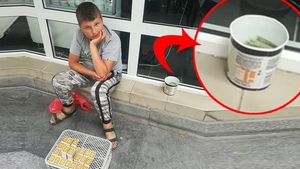 Acest băiețel din Mioveni vinde chibrituri la colț de stradă. Vrea să strângă 400 de lei, ca să își cumpere un...