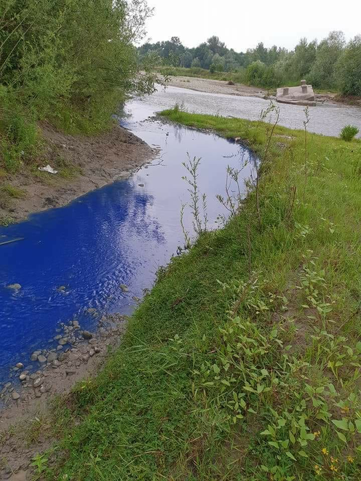 Râul arată de parcă ar fi de cerneală