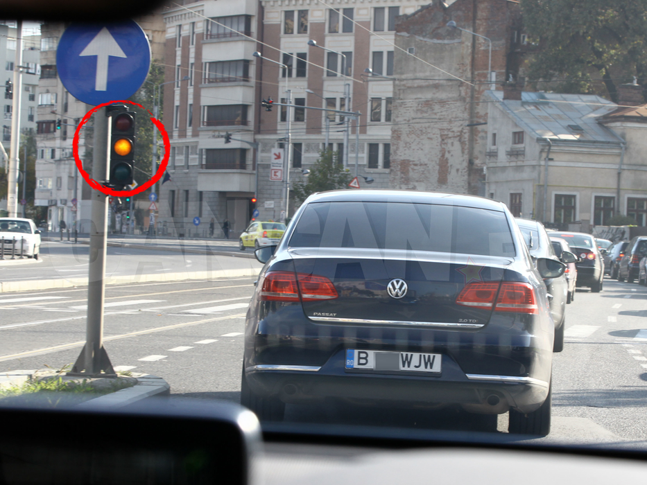 Maşina cu Generalul pe bancheta din spate forţează semaforul. Şoferul lui Gabi Oprea nu se astâmpără deloc!