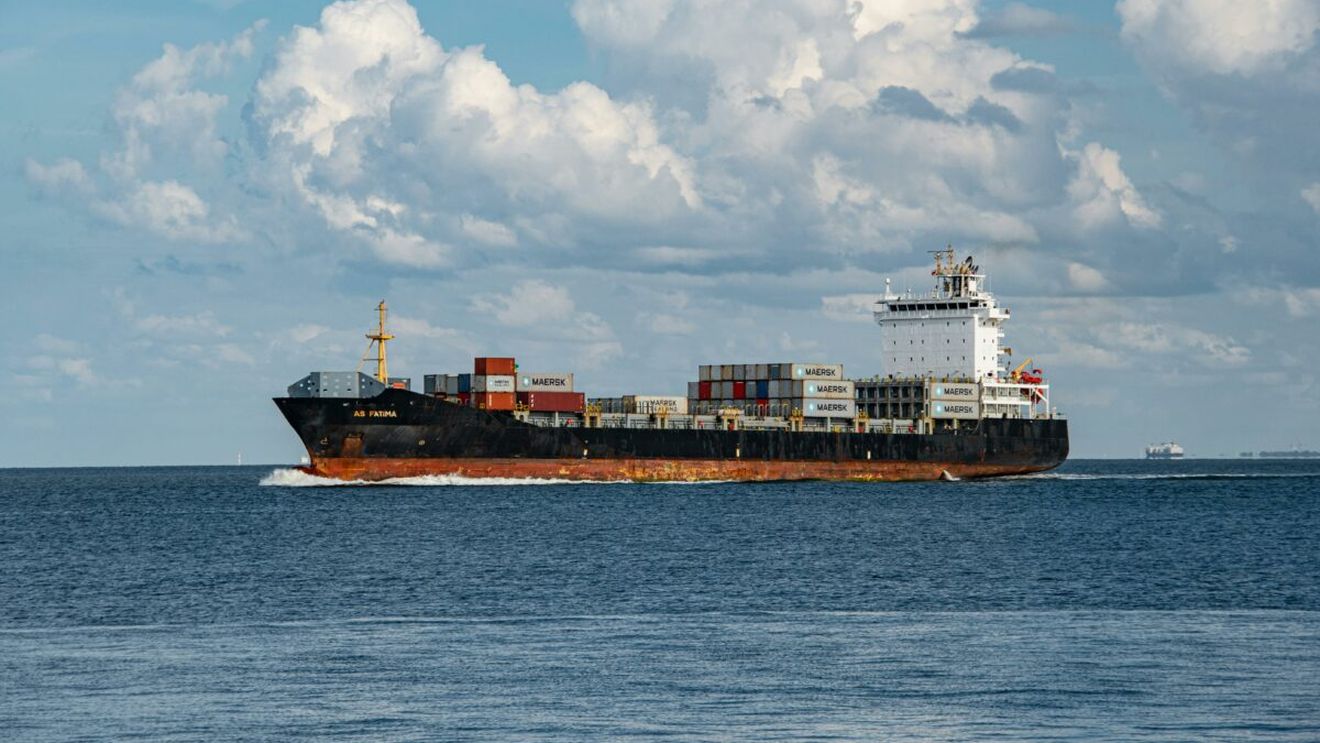 Uitați în largul lumii. Marinarii români capturați de pirații somalezi și tăcerea statului