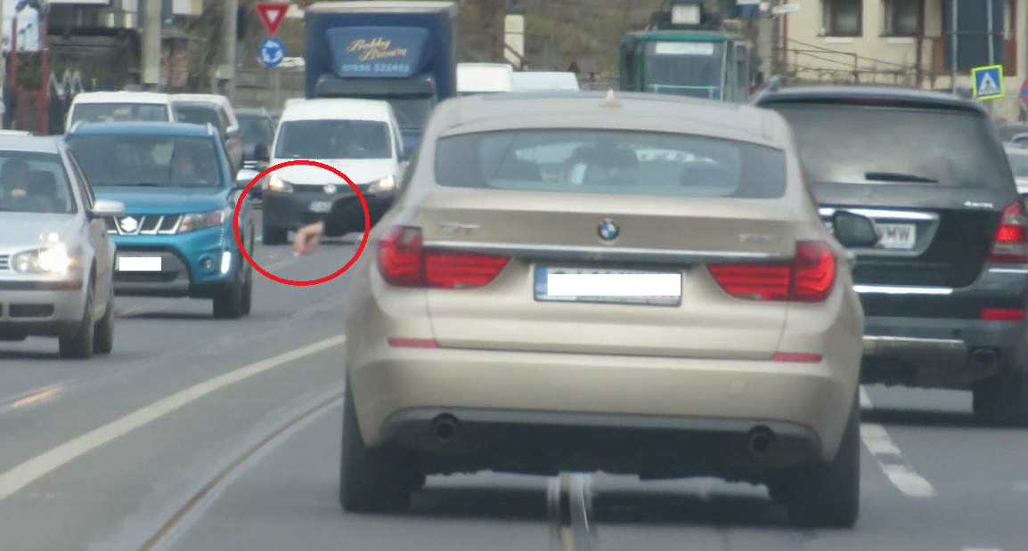 Camora aruncă ţigara pe geamul maşinii