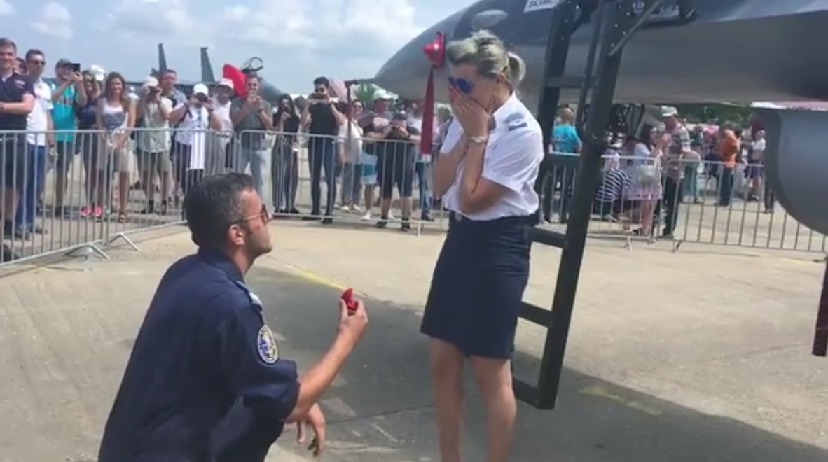 Lacrimi și emoții la BIAS 2018! Un angajat al Forțelor Aeriene Române a îngenuncheat și a cerut-o de soție pe iubita lui