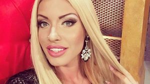 Loredana Chivu, ţinută de infarct la piscină. Ce facea în spatele ei un fan încins!