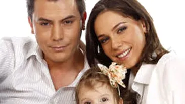 Fodor are reteta unei seri perfecte in doi: In stanga laptopul, in dreapta un bol cu cirese, dupa bol o sotie imbracata sumar