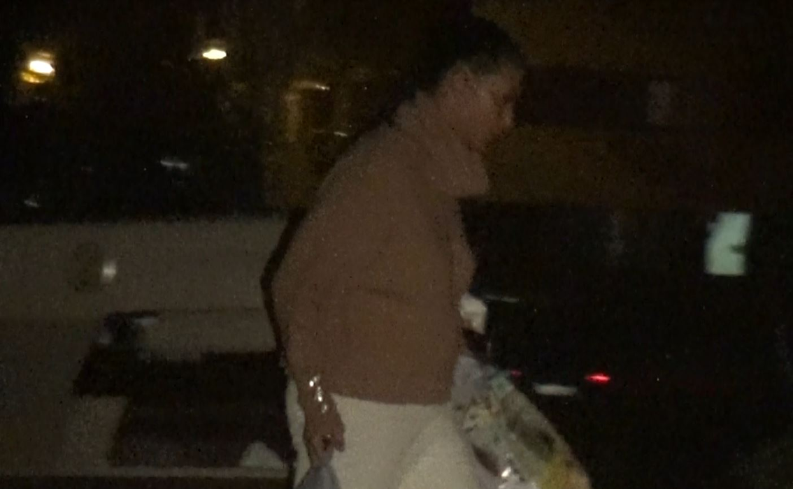 Roxana face mai multe drumuri mașină-casă, cu plasele în mâini