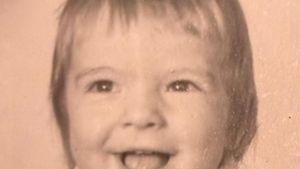 Puțini îl recunosc. Așa arăta acum 53 de ani bărbatul celebru din România care își serbează ziua de naștere astăzi