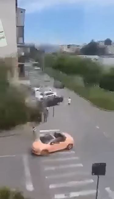 Scene extrem de violente în Craiova, unde două clanuri s-au bătut în trafic cu bâte și cuțite! Mai multe persoane au ajuns la spital