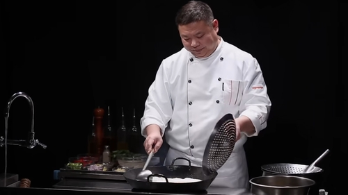 Chef John gătește Pui cu Chilli – explozie de arome Indo-Chineze direct din wok