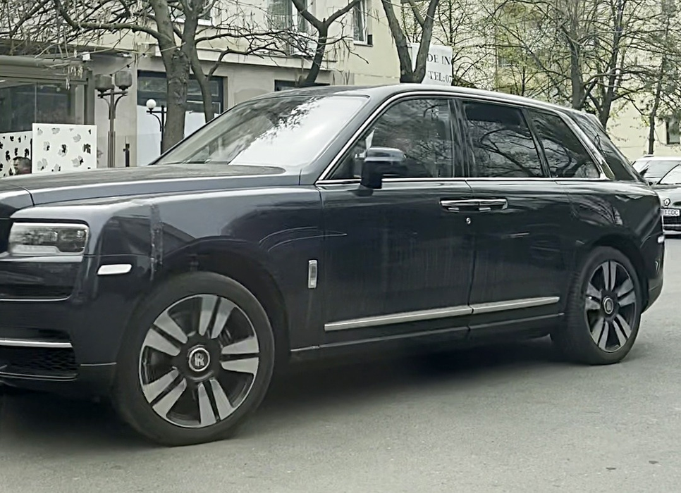 Milionarul Vova Cohn a apărut cu un Rolls Royce Cullinan țiplă în Piața Floreasca