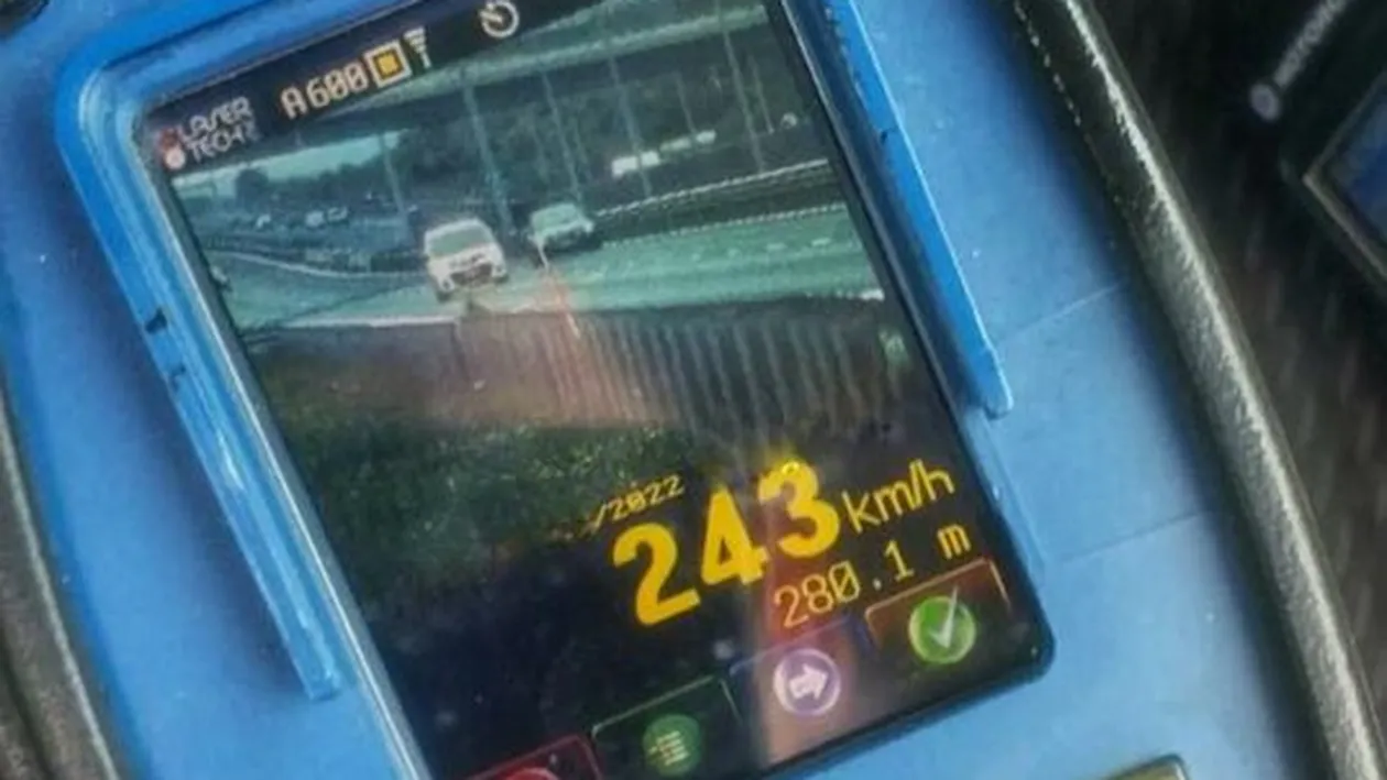 243 de km/oră, viteza cu care a fost prins un bărbat pe A1. Increrdibil ce avea în mașină!