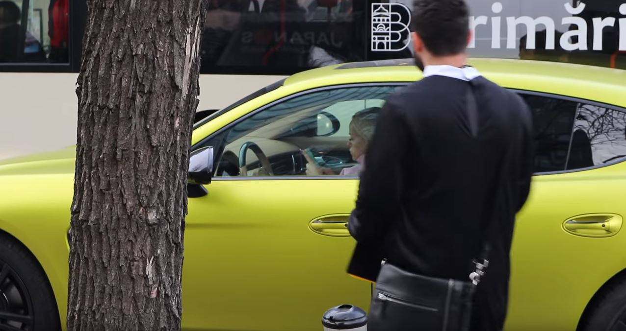 Un preot s-a apropiat de geamul Porsche-ului condus de Anda Adam și i-a cerut bani. Ce a urmat e neașteptat