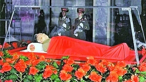Sicriu de sticla pentru dictatorul Asiei! Primele imagini cu Kim Jong-il mort