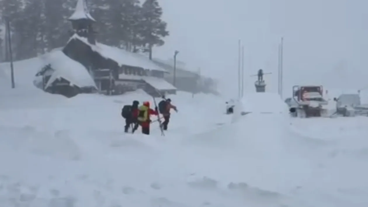 Tragedie în timpul unei expediții de schi. 15 persoane au fost surprinse de o avalanșă: „Grupul se întorcea la punctul de plecare”