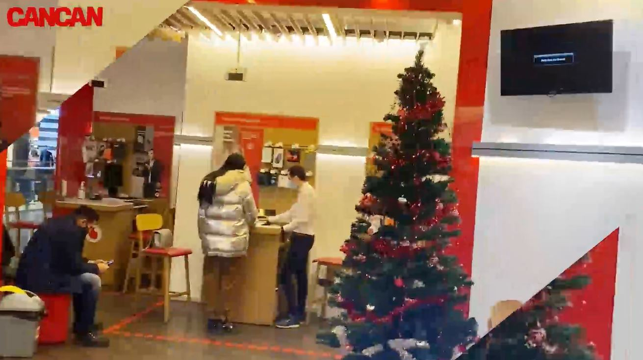 După cum puteți observa în imaginile surprinse de CANCAN.RO, vedeta și-a ales cadoul în timp ce Florin Pastramă era preocupat de altceva pe telefonul său