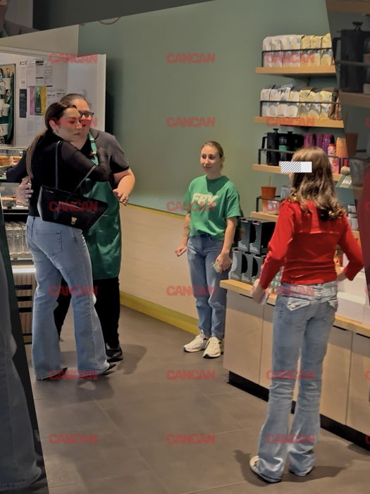 Andra cu fiica ei la Starbucks