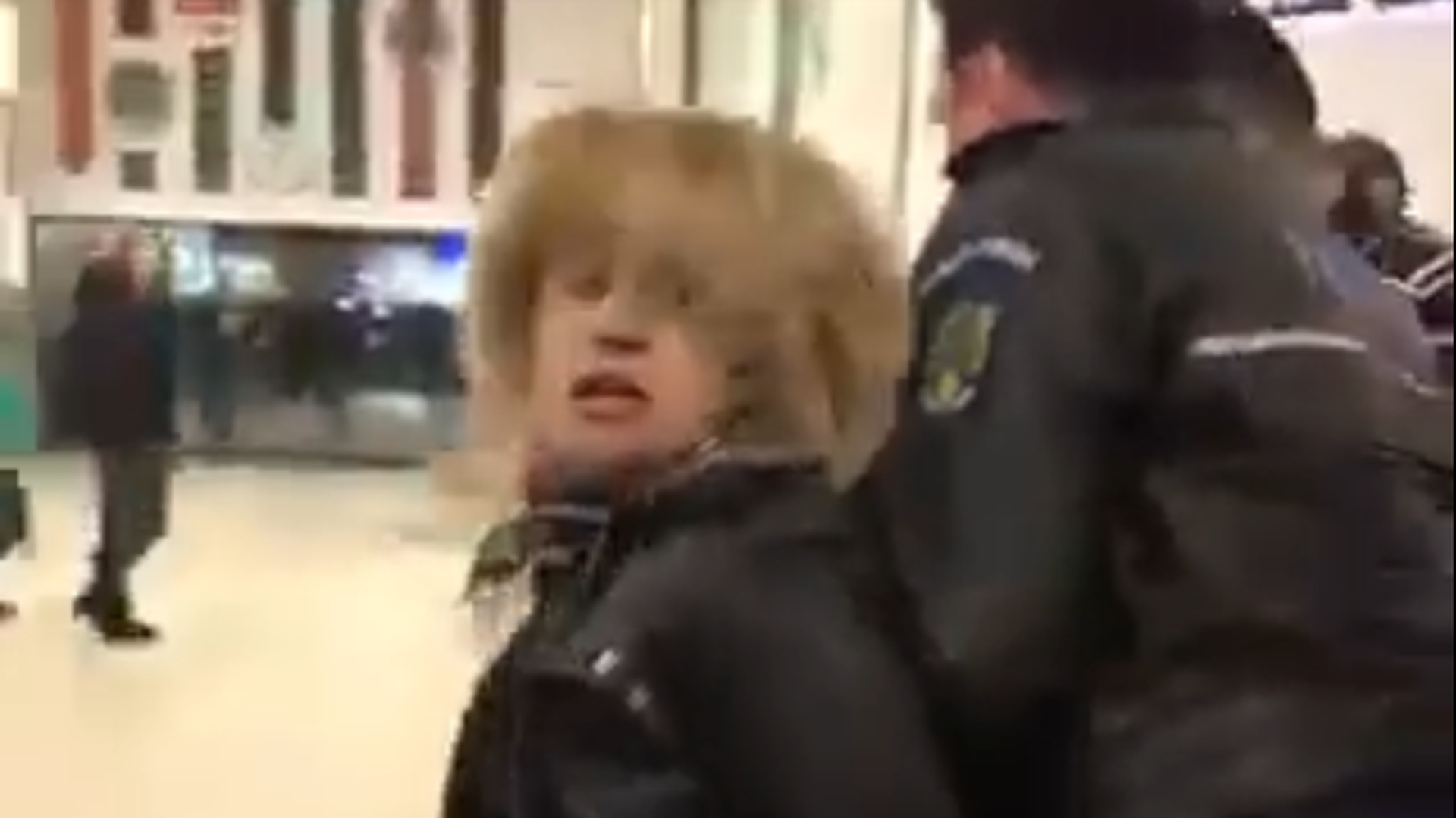 Şoc în Capitală! O femeie care îşi maltrata copilul a muşcat un poliţist