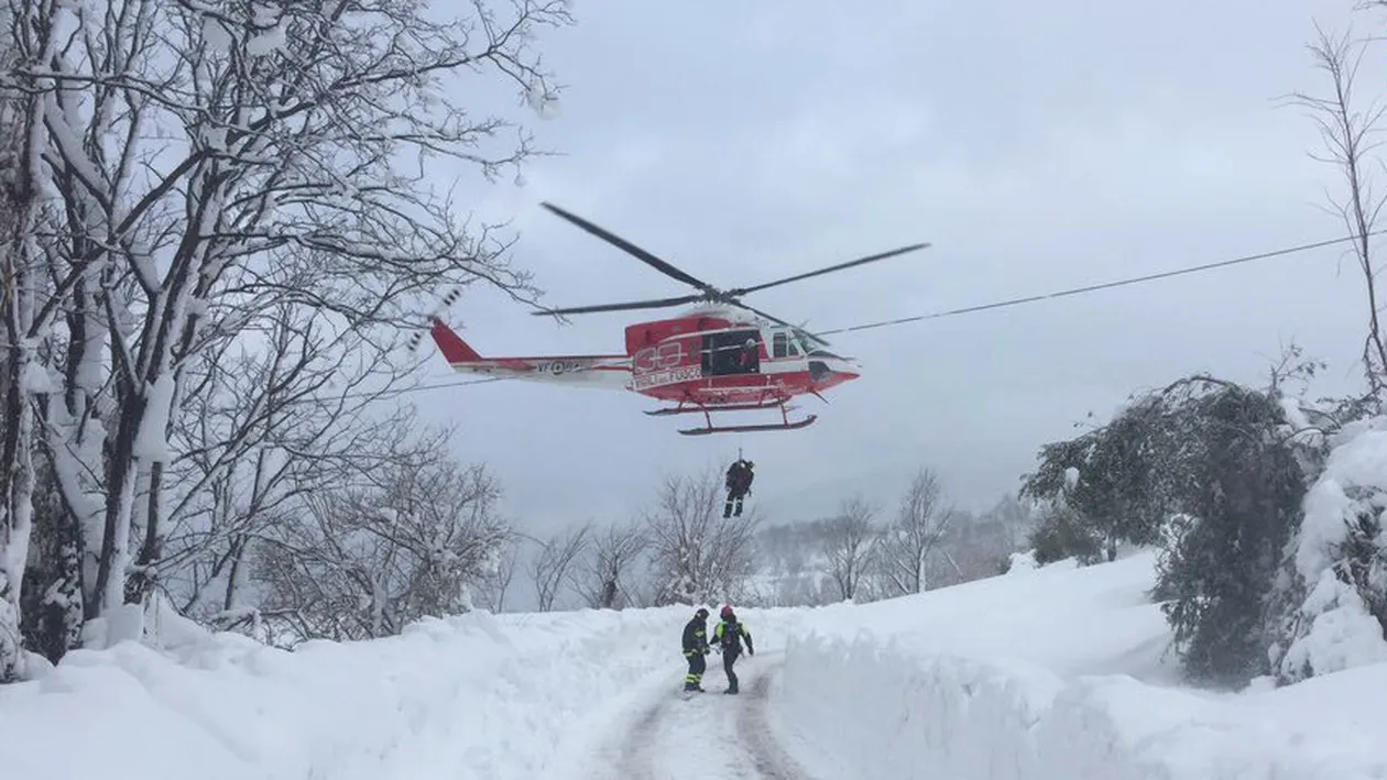Trei români, în hotelul din Italia lovit de avalanşă
