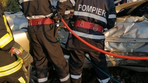 Două persoane au murit după ce maşina în care se aflau a fost lovită de un tren, în Dâmbovița