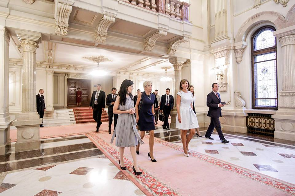 Rochia aleasă de Carmen Iohannis pentru vederea cu Brigitte Macron, soția președintelui Franței