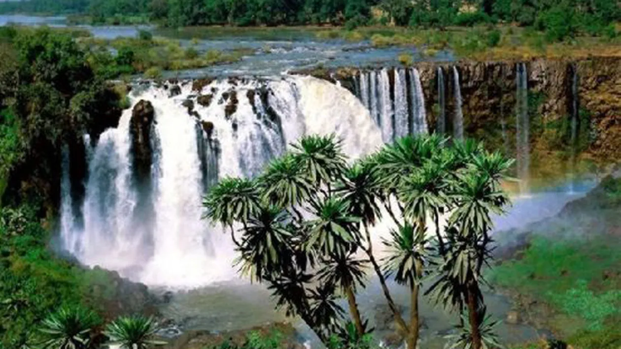 O tanara a supravietuit dupa ce coarda elastica s-a rupt in timp ce sarea in fluviul Zambezi!