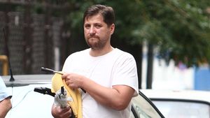 Nu te-ai aştepta niciodată să-l vezi aşa! I-am făcut ”flagrant” în trafic ginerelui lui Băse!