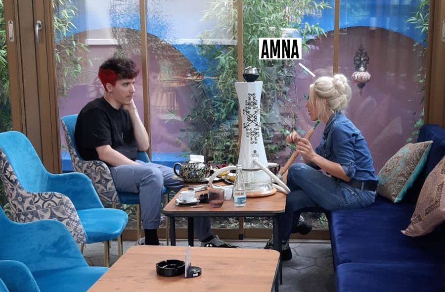 Amna s-a anturat cu un tinerel, la un an de la divorț