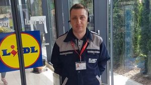 Cum a fost premiat un agent de pază de la un supermarket din Bragadiru, după ce a recuperat o geantă plină cu bani, de la 2 hoațe. Ce sumă i s-a oferit, pentru fapta bună făcută
