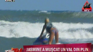 VIDEO Jasmine a luat valurile in piept! Uite cum era sa se inece!