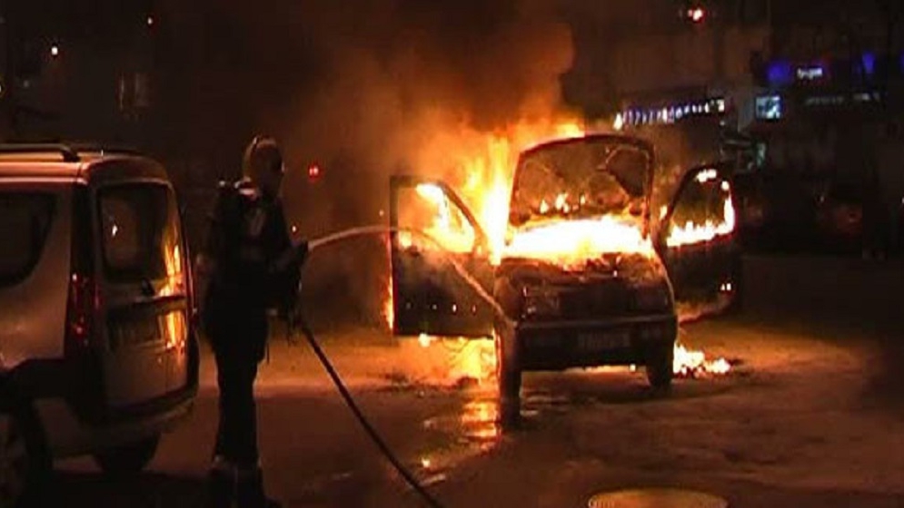 Alertă în Capitală, după ce un bărbat a incendiat o mașină. Oamenii legii susțin că a produs și alte pagube