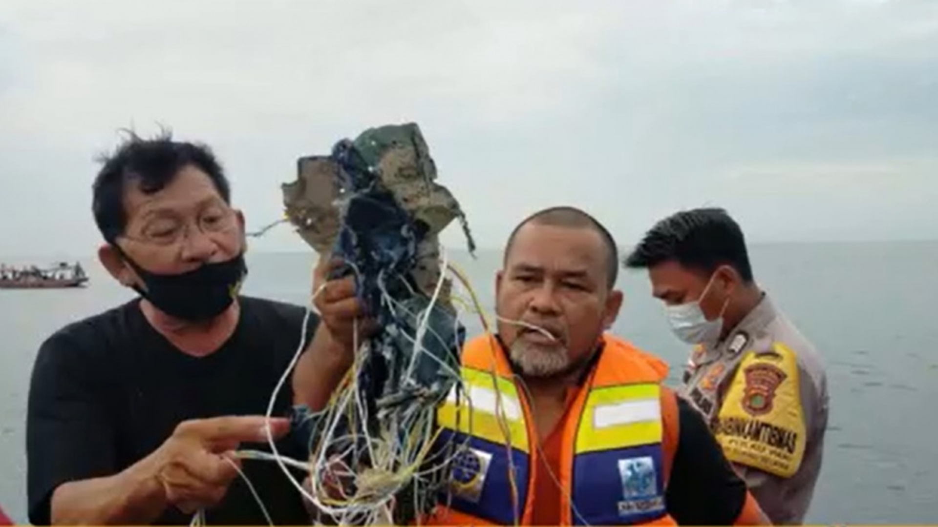 Avion prăbușit în Indonezia! Primele imagini cu epava în care erau 62 de oameni