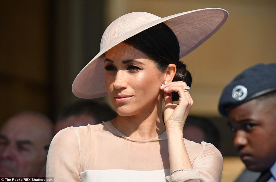 Pe Meghan a pufnit-o râsul la aniversarea Prințului Charles! Motivul este legat de soțul ei, Harry! Ce a pățit acesta în timpul discursului FOTO