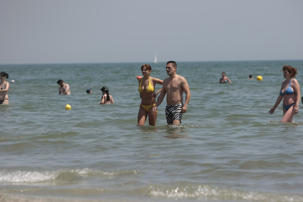 Au apărut în public  în minuscule costume de baie!
